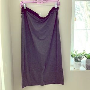 Knee-length cotton pencil skirt.